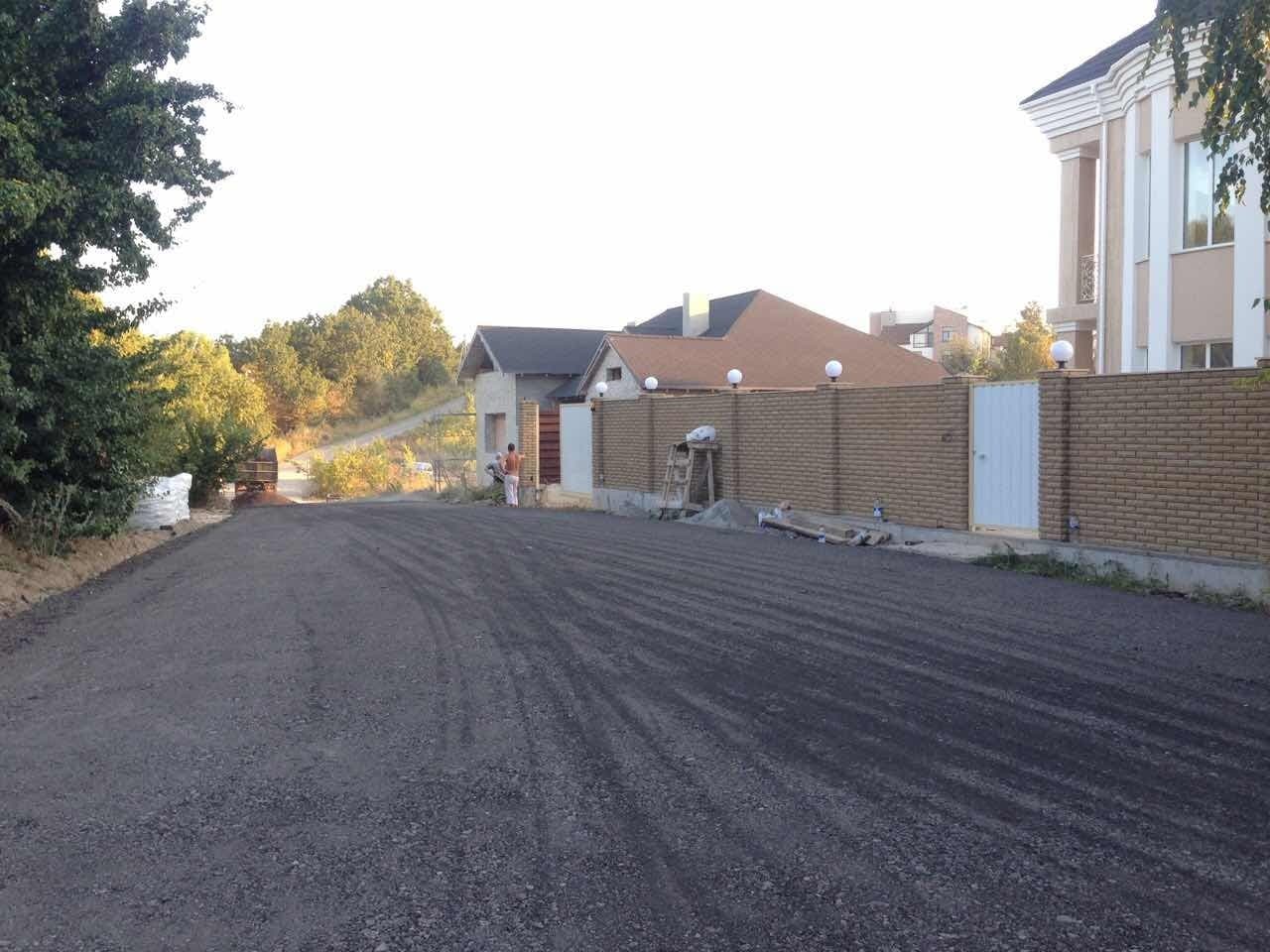 Укладка асфальтовой крошки на дачном участке